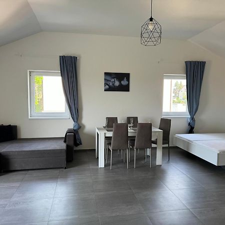 פראג Apartman Byt 75M2 Klid Priroda Pro Rodinu מראה חיצוני תמונה
