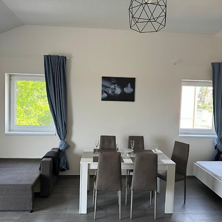 פראג Apartman Byt 75M2 Klid Priroda Pro Rodinu מראה חיצוני תמונה