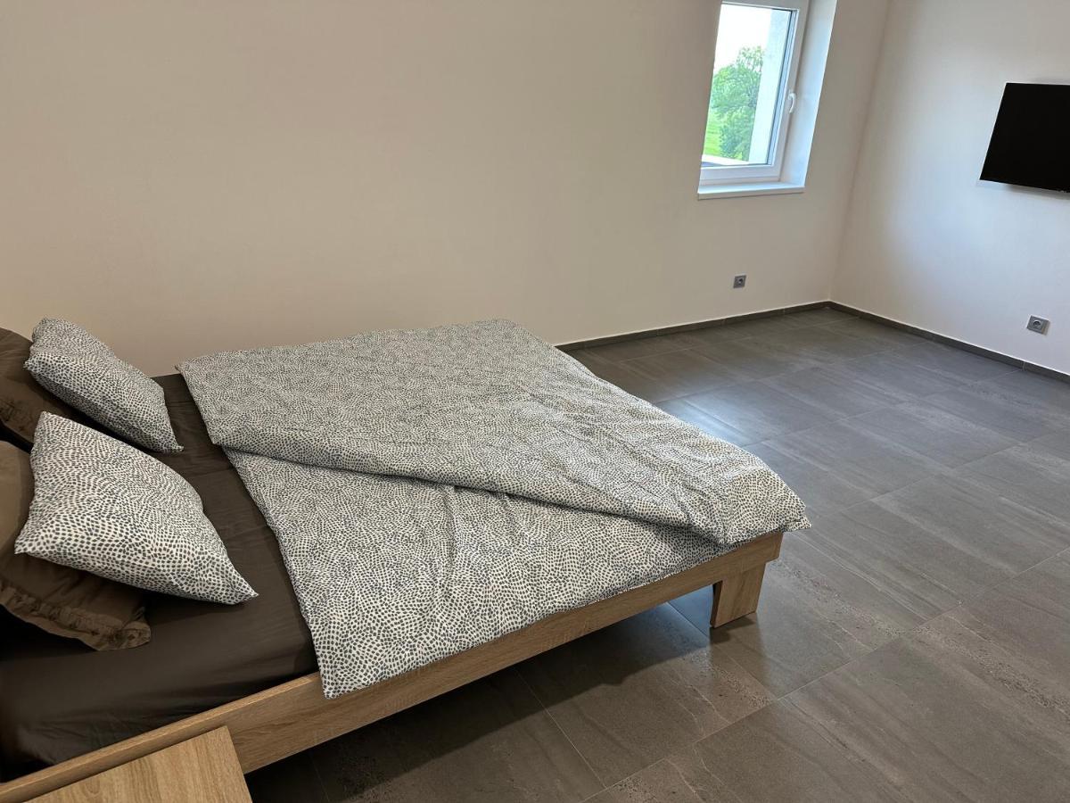 פראג Apartman Byt 75M2 Klid Priroda Pro Rodinu מראה חיצוני תמונה