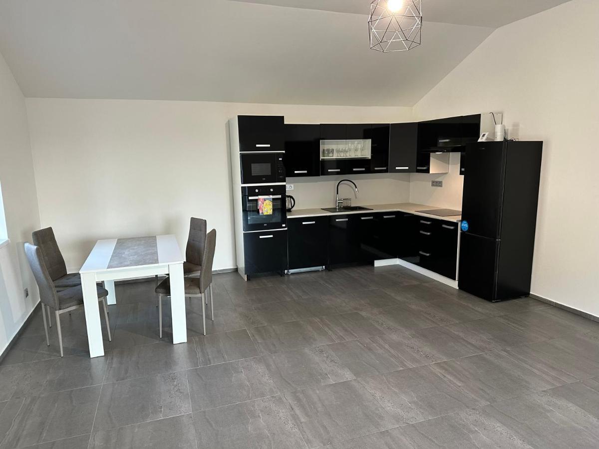 פראג Apartman Byt 75M2 Klid Priroda Pro Rodinu מראה חיצוני תמונה