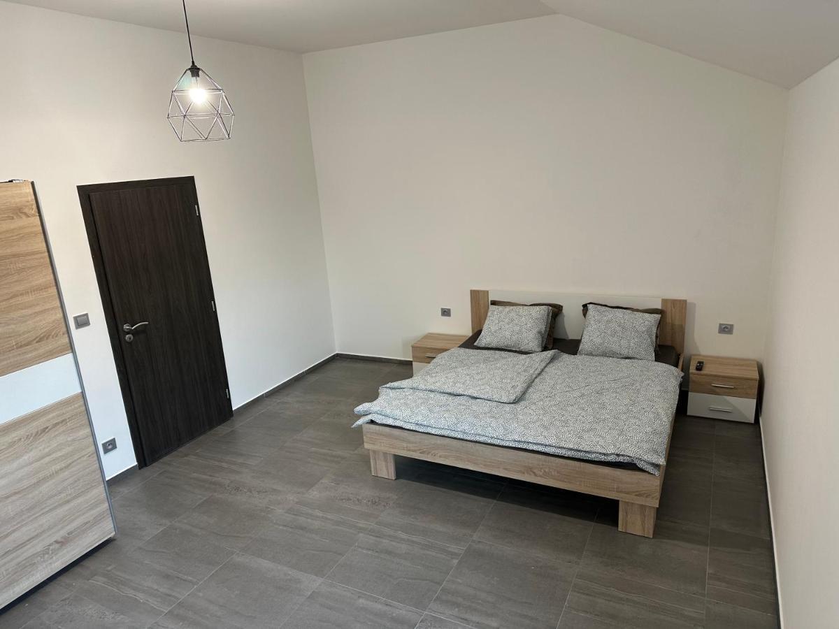 פראג Apartman Byt 75M2 Klid Priroda Pro Rodinu מראה חיצוני תמונה